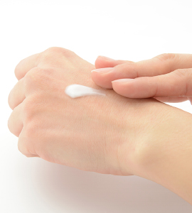 手を洗ったら、水気を拭いて毎回ハンドクリームをぬって保湿を